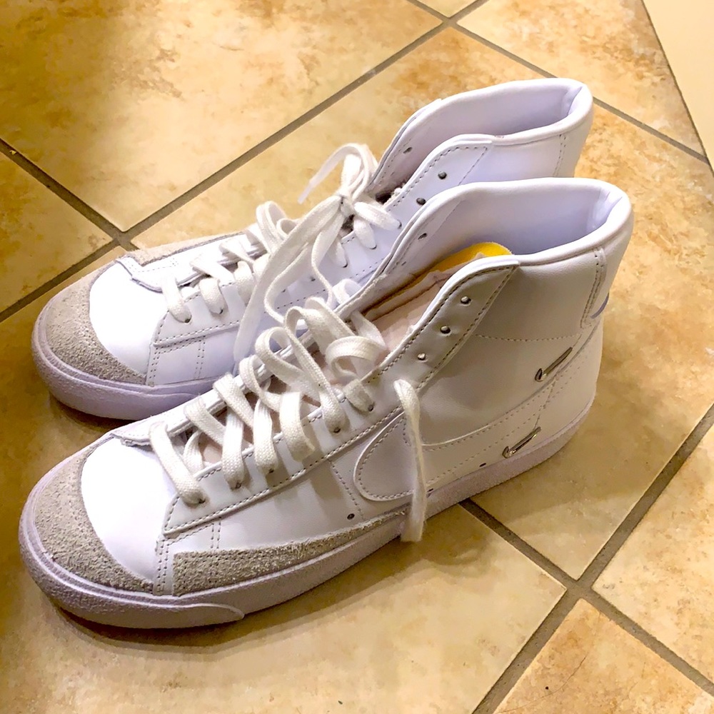 WOMEN'S NIKE BLAZER MID '77 SE CASUAL SHOES